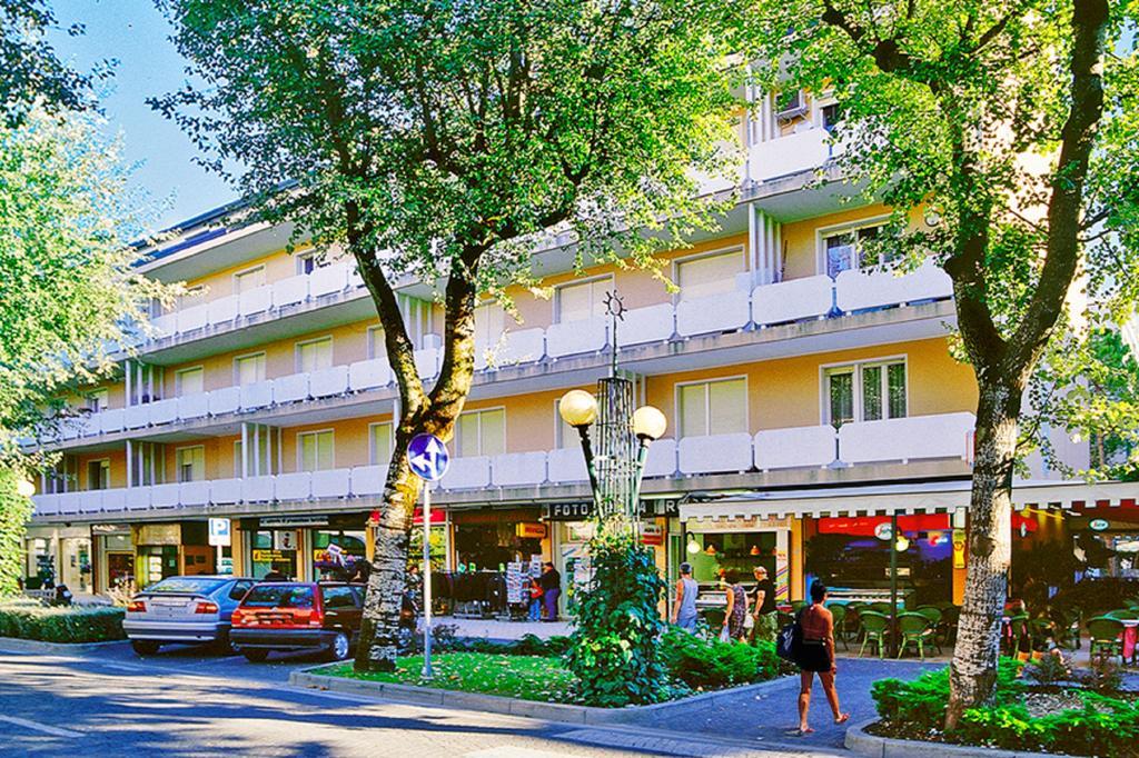Residence Bussola Бибионе Екстериор снимка
